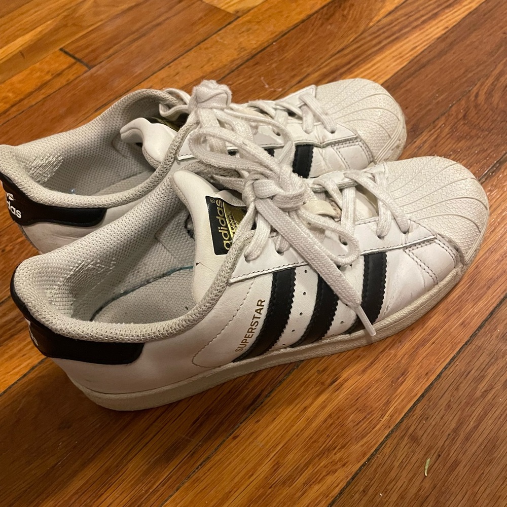 Adidas Kids Size Superstar White and Black Shoes size 4.5